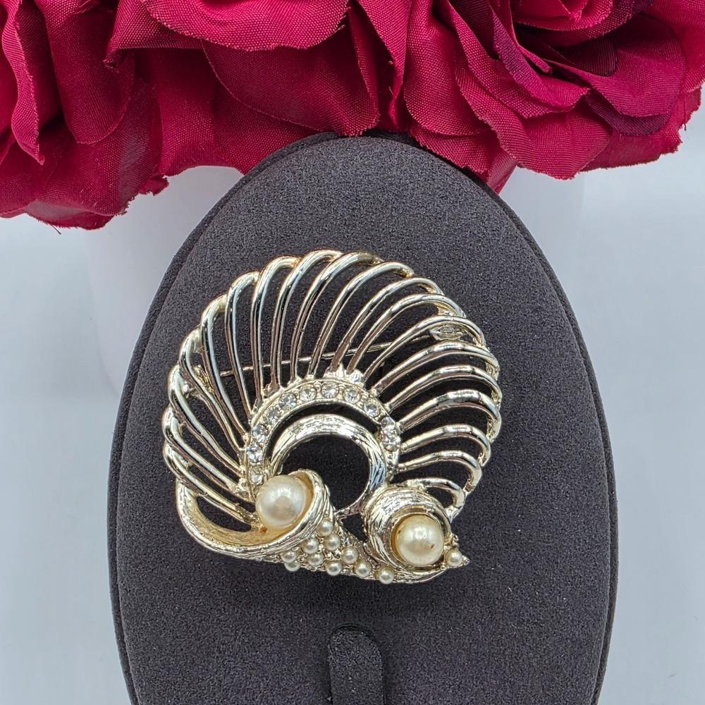 Vintage Nautilus Seashell Brooch Pin Rhinestone Pearl Gold Tone Signed Avon‎